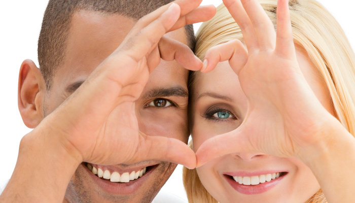 Wir passen Ihre Kontaktlinsen sorgfältig an Ihre Augen an, damit Sie bequem und sicher Ihren neuen Sehkomfort genießen können.